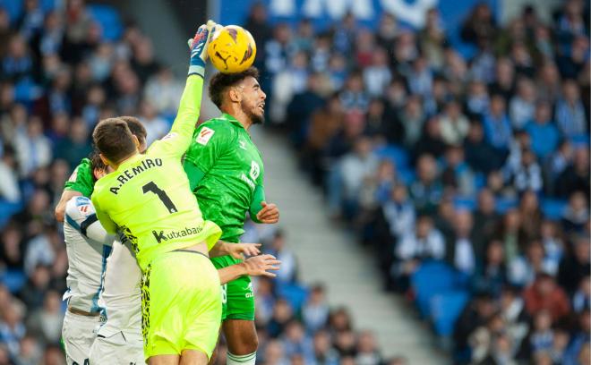 Imagen del partido de ida entre la Real Sociedad y el Real Betis (foto: Cordón Press).