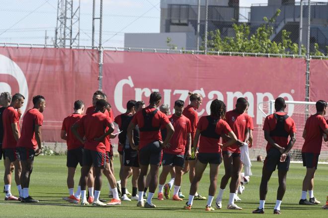 Imagen del entrenamiento de este sábado del Sevilla. (Foto: Kiko Hurtado)