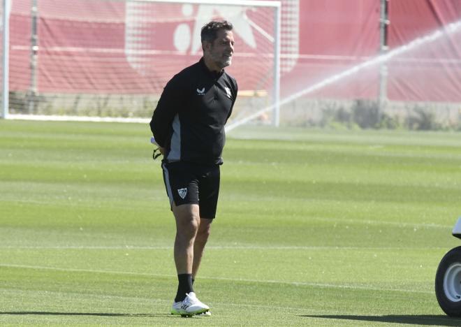 Quique Sánchez Flores en el entrenamiento del Sevilla. (Foto: Kiko Hurtado)