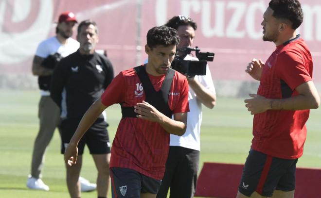 Jesús Navas en el entrenamiento del Sevilla. (Foto: Kiko Hurtado)