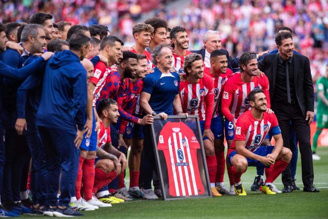 La foto de despedida junto al Profe Ortega en el Metropolitano (Foto: Cordon Press).