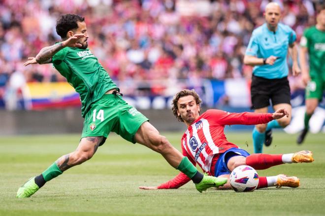 Griezmann, ante Rubén García en el Atlético-Osasuna (Foto: Cordon Press).