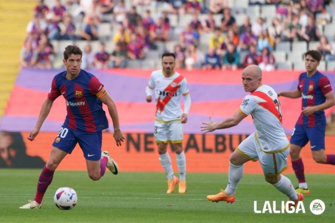 Sergi Roberto conduce delante de Isi Palazón en el Barcelona-Rayo (Foto: LALIGA).