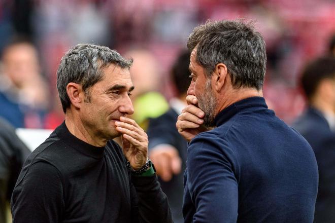 Quique Sánchez Flores, charlando con Valverde (Foto: EFE).