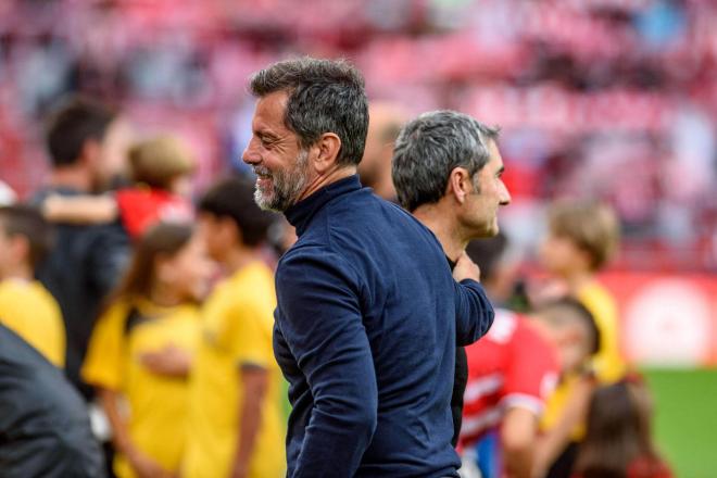 Quique Sánchez Flores, charlando con Valverde (Foto: EFE).