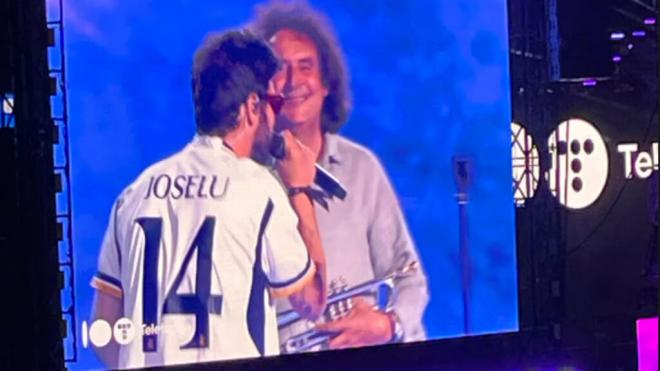 Willy Bárcenas con la camiseta de Joselu en un concierto en el Bernabéu (Foto: redes sociales)