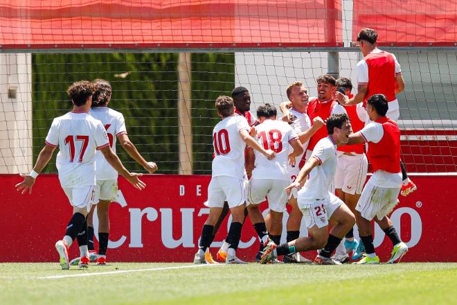 El Sevilla juvenil celebra el gol de Iker Villar. (foto: @CanteraSFC)