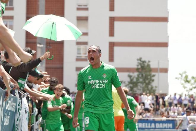 Yanis celebra el segundo gol del Betis Deportivo. (Foto: @RBetisCantera)