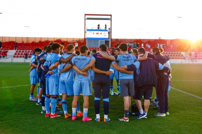 La conjura final del Juvenil A del Levante tras concluir la temporada a las puertas de la Final Four (Foto: LUD). 
