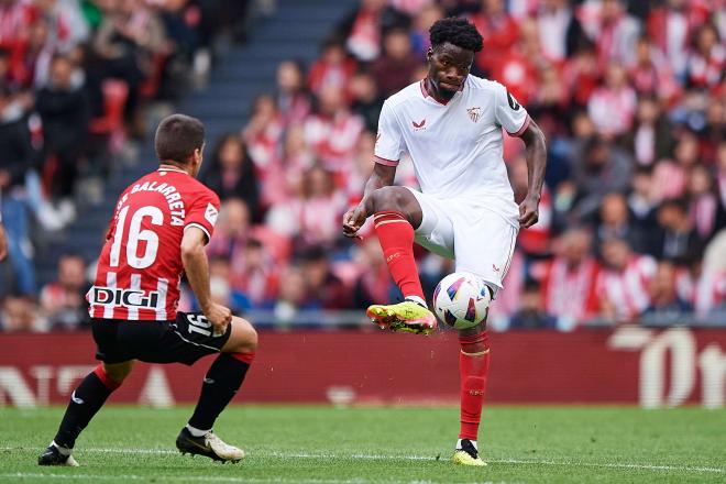 Agoumé, ante el Athletic en la primera vuelta (Foto: Cordon Press).