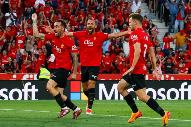 Los jugadores del Mallorca celebran el gol de Darder que certifica la permanencia (Foto: EFE).