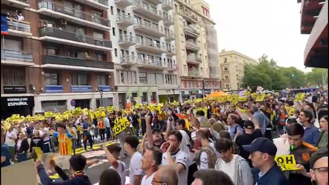 Miles de valencianistas celebran el minuto 19 contra Peter Lim fuera de Mestalla