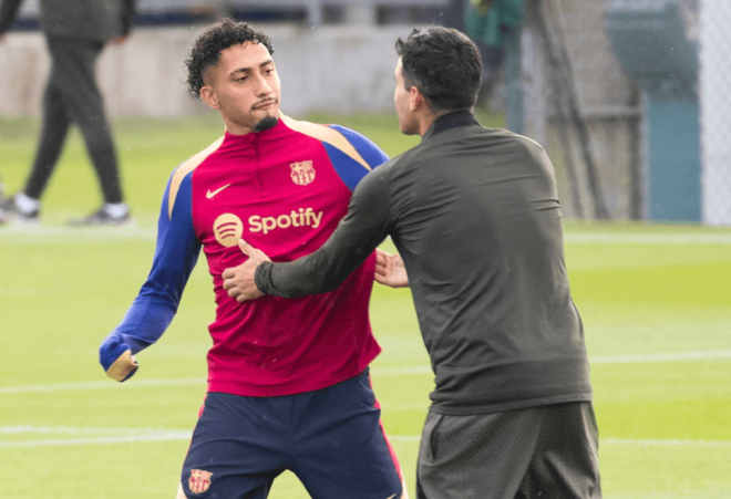 Raphinha, en un entrenamiento del Barça con un miembro del cuerpo técnico (FOTO: EFE).