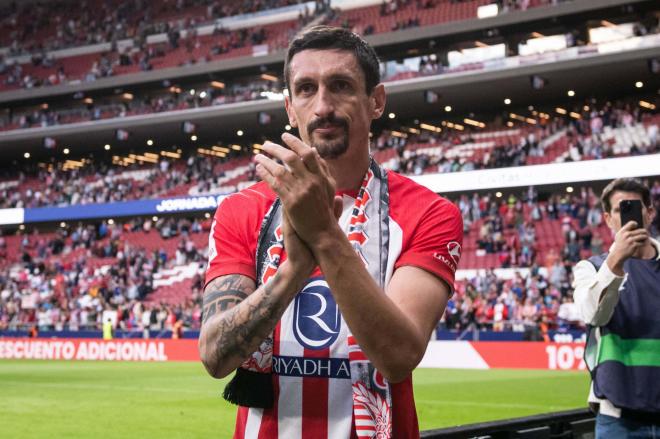 Stefan Savic se despide de la afición del Atlético de Madrid (Foto: Cordon Press).