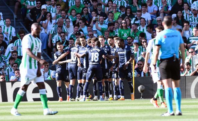 Los jugadores de la Real Sociedad celebran el gol de Brais Méndez (Foto: Kiko Hurtado).