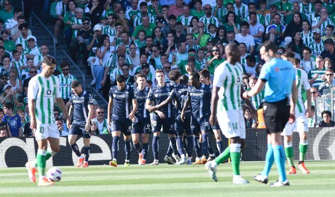 Los jugadores de la Real Sociedad celebran el gol de Brais Méndez (Foto: Kiko Hurtado).