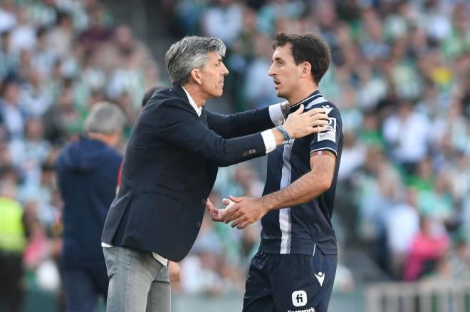 Imanol da instrucciones a Oyarzabal en el Betis - Real Sociedad (Foto: LALIGA).