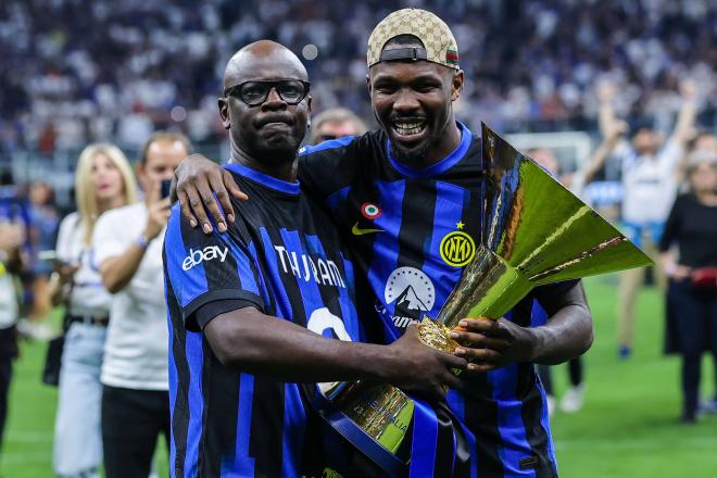 Lilian Thuram y su hijo Marcus celebran el scudetto cosechado por el Inter de Milán (Cordon Press)