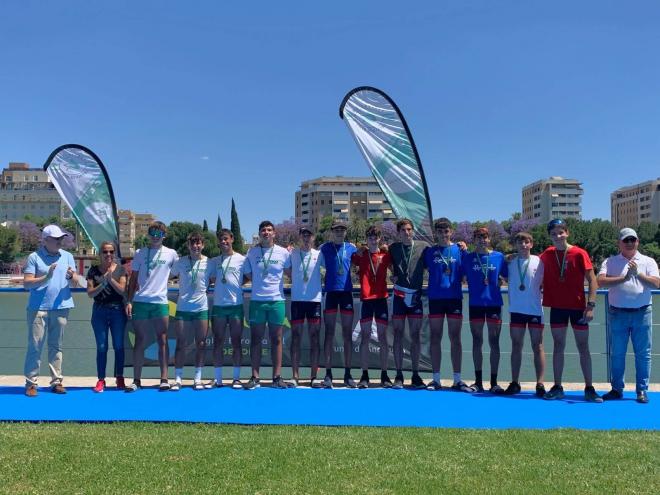 Los ganadores en la cuarta regata de la Copa Andalucía posan en el CEAR Cartuja.