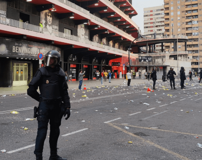 La policía en Mestalla (Foto: @patimentCF)