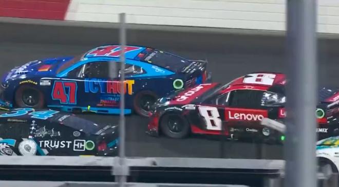 El choque entre Stenhouse y Kyle Busch (Fuente: DAZN)