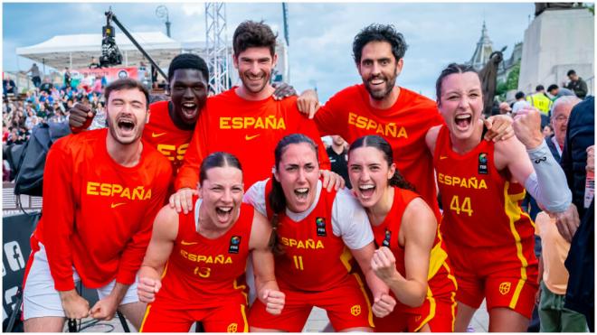 La selección española femenina de 3x3 recibió la felicitación del equipo masculino por su pase