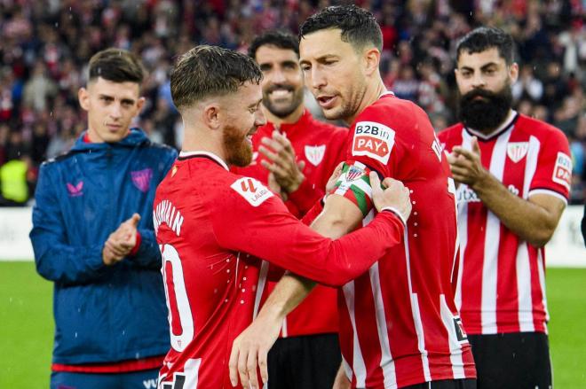 Iker Muniain 'corona' capitán a De Marcos en la victoria ante el Sevilla en San Mamés (Foto: Athletic Club).