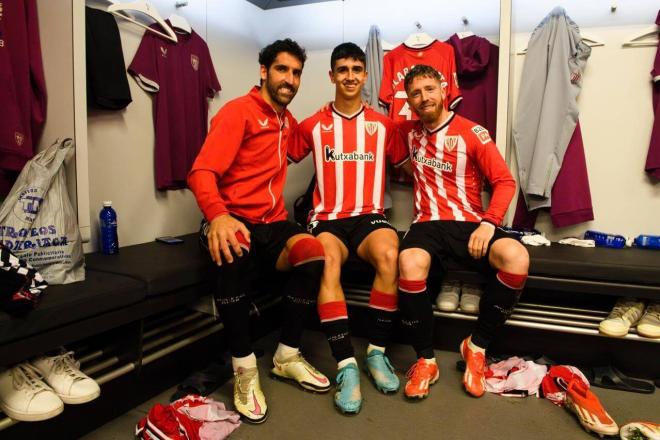 Aingeru Olabarrieta con Raúl García e Iker Muniain tras su debut como león en San Mamés; los dos navarros se despedían ese día (Foto: Athletic Club).