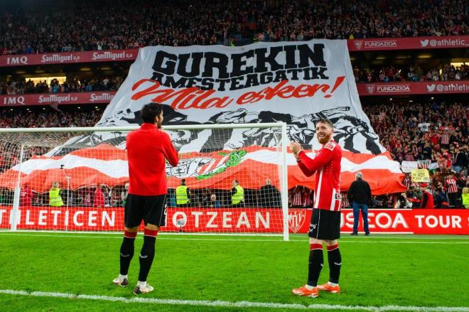 Raúl García e Iker Muniain se despiden ante un gran tifo de la ICHH en San Mamés (Foto: Athletic Club).