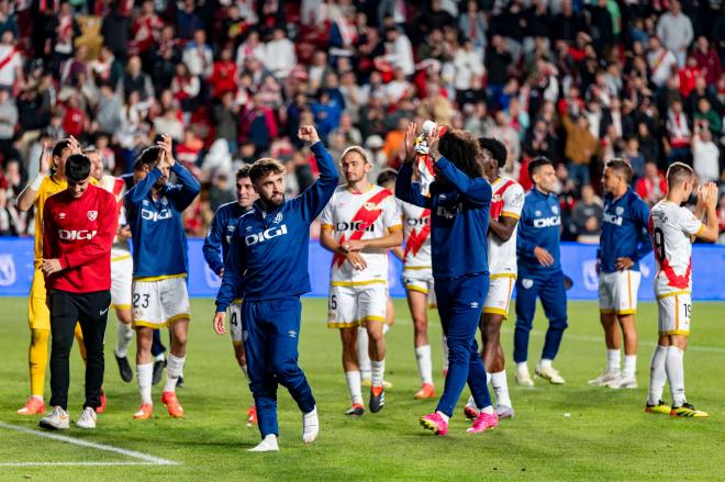 Los jugadores del Rayo Vallecano agradeciendo el apoyo a su afición (Cordon Press)