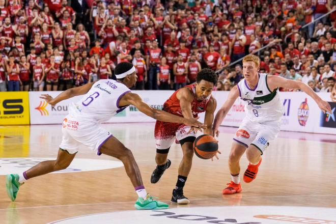 Unicaja ganó el segundo de la serie en Manresa para pasar a semifinales. (EFE/Alejandro García)