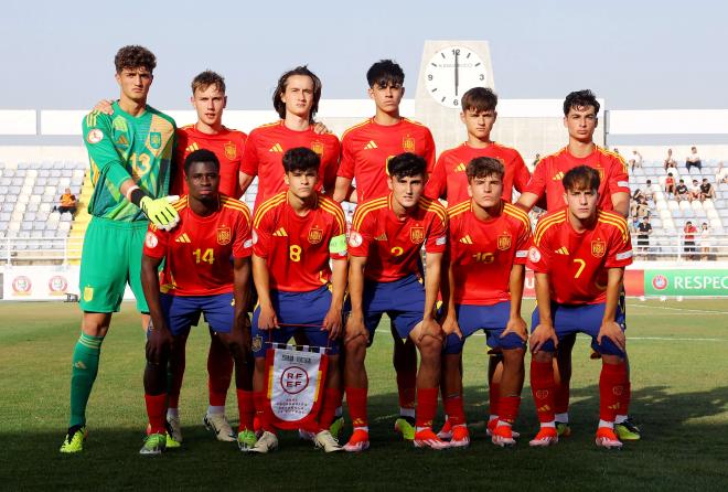 Arnu, junto a sus compañeros, con España sub17 (Foto: SEFutbol).