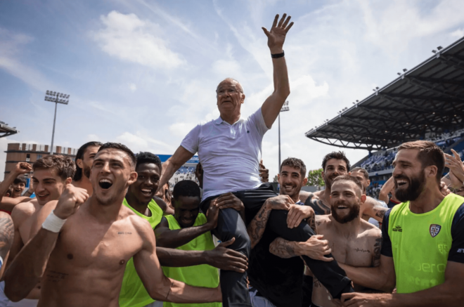 Claudio Ranieri celebra la salvación con el Cagliari.