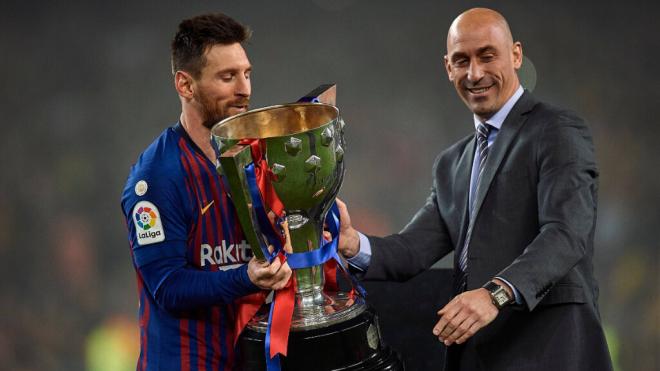 Leo Messi y Luis Rubiales con el trofeo de la Copa del Rey (Cordon Press)