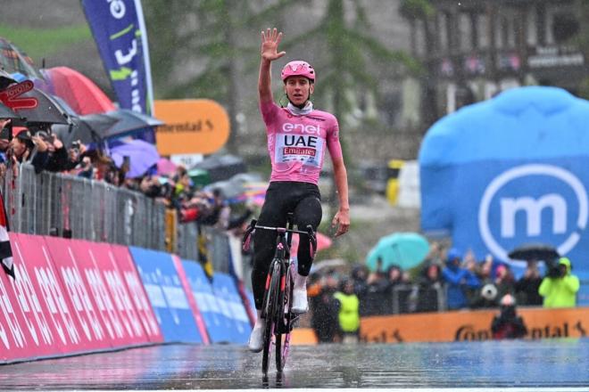 Tadej Pogacar celebra su quinta victoria en el Giro 2024 (Foto: EFE).