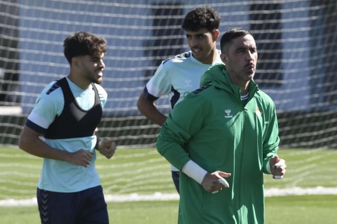 Claudio Bravo en el entrenamiento del Real Betis (foto: Kiko Hurtado).