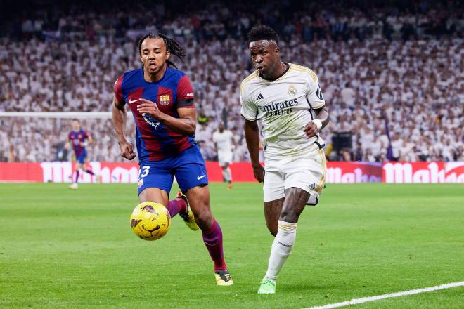 Vinicius, ante Koundé en el Real Madrid-Barcelona (Foto: Cordon Press).
