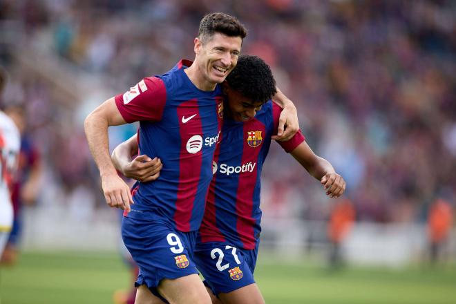 Robert Lewandowski celebrando con Lamine Yamal el gol frente al Rayo Vallecano (Cordon Press)