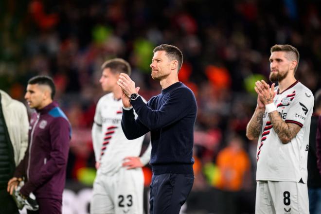 Xabi Alonso y sus jugadores aplauden a los aficionados del Bayer Leverkusen.