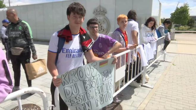 Los aficionados sacando una pancarta en apoyo de Toni Kroos