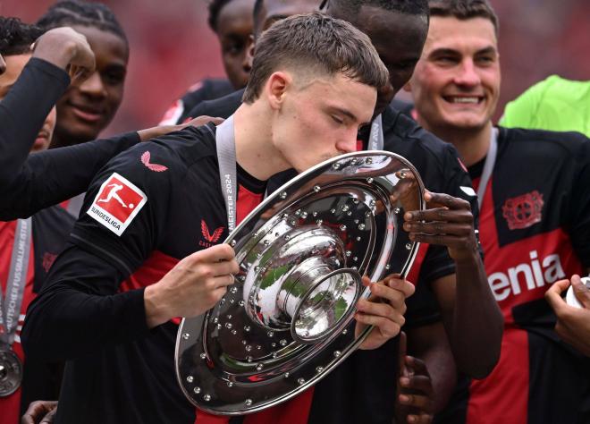 Florian Wirtz besa el trofeo de la Bundesliga conquistado con el Bayer Leverkusen (Foto: Cordon Pre