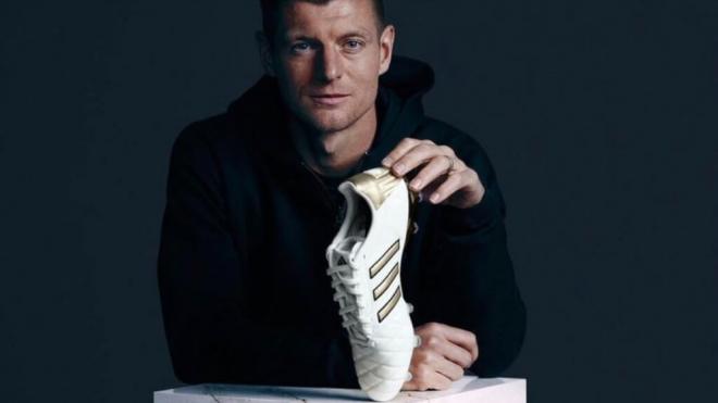 Toni Kroos con sus nuevas botas Adidas (@Toni.kr8)
