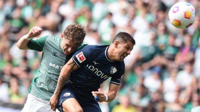 Disputa de balón en el partido entre el Werder Bremen y Bochum (foto: Cordon Press).