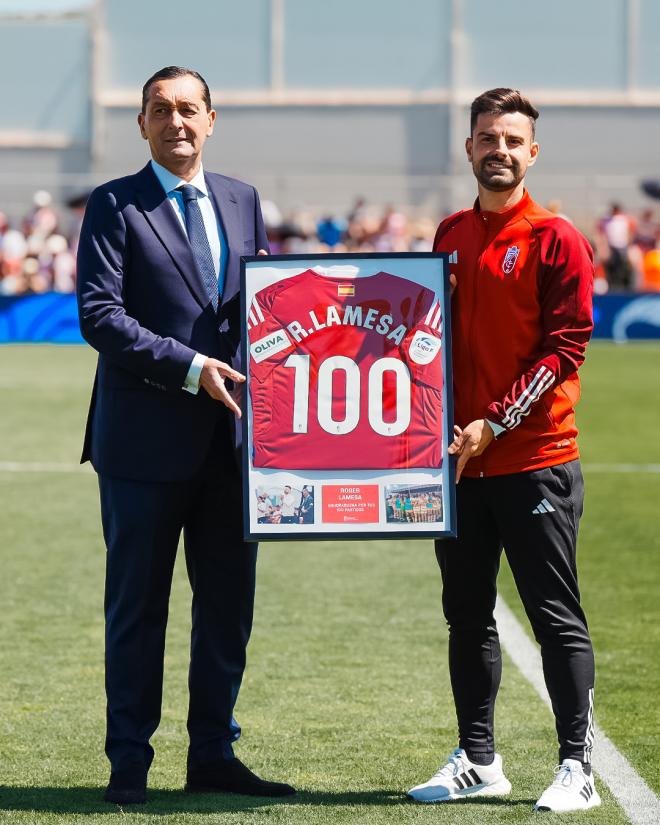 Roger Lamesa recibió la placa por los 100 partidos en el Granada-Betis del pasado 11 de mayo (Foto: GCF).