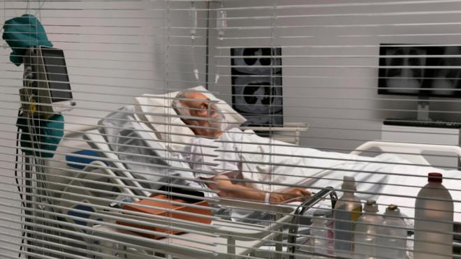 Hombre de edad avanzada ingresado en un hospital (Foto: Freepik)