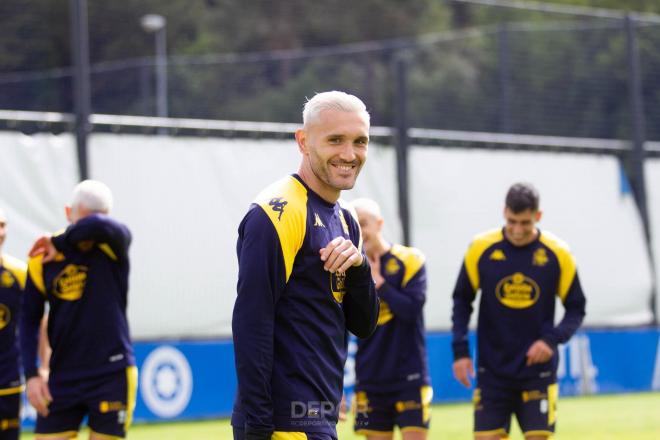 Lucas Pérez, en una sesión de entrenamiento con su nuevo look. (Foto: Deportivo)