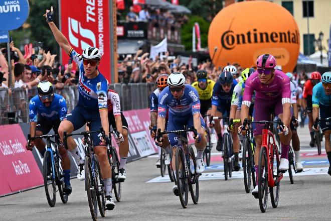 Tim Merlier ganando la decimoctava etapa ante Jonathan Milan en el Giro de Italia (Foto: EFE).