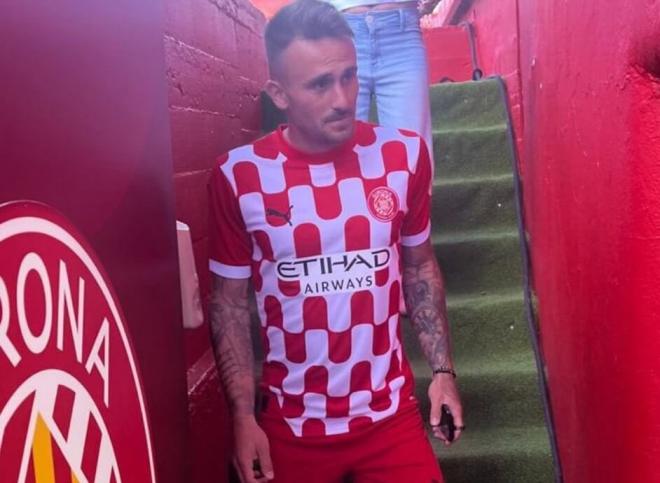 Aleix García, con la nueva camiseta del Girona.