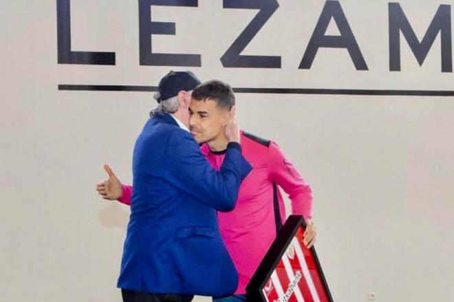 El abrazo de Ángel Iribar a Dani García en Lezama; el batería de Orsai se va de Lezama (Foto: Athletic Club).