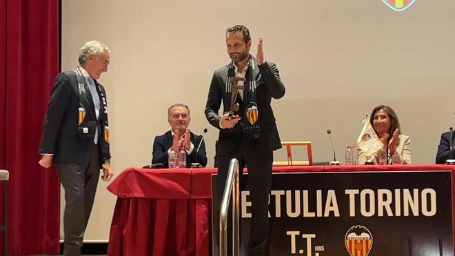 Rubén Baraja recibe el premio de la tertulia Torino